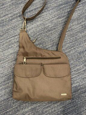 Travelon Anti-Theft Classic Crossbody Bag.